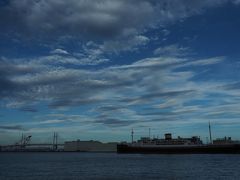 今日の雲は印影があって面白い♪

大桟橋で眺めてみようかな(*^_^*)
