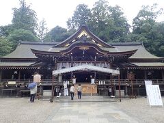 拝殿。
大神神社は日本最古の神社と言われているそうです。
御祭神は大物主大神（おおものぬしのおおかみ）。
拝殿の裏手の三輪山をご神体とするために本殿は設けていないそうです。
近年はパワースポットとして訪れる人も増えているそうです。