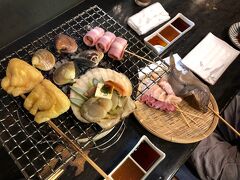 夕食はﾎﾃﾙから徒歩1分の織々屋さんで。
七輪の上で焼き物を焼いて頂きました。