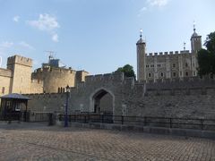 　ロンドン塔に行きます。　　　ローマ時代からの要塞。　　１１世紀「ウィリアム１世」にホワイトタワーが建設されて、重要な要塞になりました。

　王宮としても使われましたが、牢獄としての歴史が有名です。