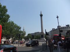 「トラファルガー広場」　　
　スペイントラファルガー沖の海戦に勝利してナポレオンの上陸から英国を守った事を記念して、名前がつけられました。

　塔は、「ネルソン記念柱」　この戦いのネルソン提督をたたえています。