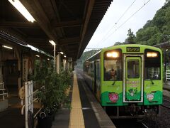 ＪＲ八代駅に戻り、ここから肥薩おれんじ鉄道に乗り換えます。
肥薩オレンジ鉄道は九州新幹線の開業と引き換えに、旧鹿児島本線を地元が引き取った第三セクター鉄道です。

八代駅から２つ目の日奈久温泉駅で降ります。