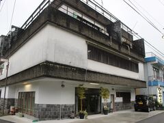 今晩の泊まりは、６００年の歴史を持つ日奈久温泉というところです。 
ここは晴れだったら、八代湾に沈む夕焼けがきれいだっただろうけど、残念ながら雨…
さらにこの時期だと夜の海上に「火」が見えることもあります。 
「不知火」と呼ばれる蜃気楼なのだが、それも雨でダメですね。 

この温泉街は漁村の中に温泉宿があるようなひなびた温泉で、江戸時代は細川家や島津家がよく利用してとても栄えたとのことです。 
今でも古くは明治時代からの旅館が点在していました。

ただ、今は温泉客も少なく、寂れている感じではありましたが・・・ 