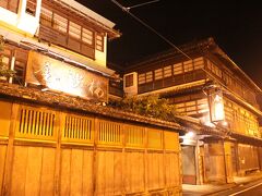 夕食後は近くの大きな旅館の日帰り入浴が夜９時までなので行ってみます。
 
この旅館の建物は明治４３年、日露戦争後に建てられた建物で有形文化財です。 
明治時代に木造３階建ての建物は当時の最先端の建物で、今でいえば５０階の高層高級ホテルみたいなものだったでしょう。 