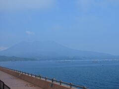 翌日。前日と同じ道を南下します。

今日は遠くに見える桜島を一周します。