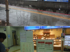 　地下鉄烏丸線に乗り、終点の竹田駅に着くと、ここは地上のホーム。時は１４時頃。ちょうど台風の中心が通過してる頃かな。雨粒がホームに打ち付けて、屋根の下にいても強風と共にシャワーのごとく雨粒が吹き込んでくる状態。

　「只今近鉄線は台風の影響により運行を中止させていただいております」というへったくそな手書きの掲示。バスも軒並み運転見合わせの様子。