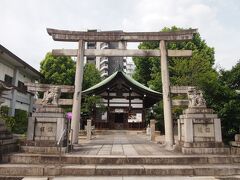 ２か所しか回りませんが、最初に参拝したのは「三輪神社」

初めて行ったので知らず、普通にお辞儀してくぐっただけでしたが、この三輪鳥居の正式な通り方で通れば御利益がアップするそうです。