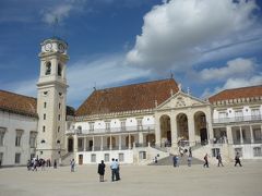 　門をくぐると旧大学。ディニス王によって１２９０年にリスボンに創設された大学が１３０８年にこの地に移されてたのがコインブラ大学の起源です。