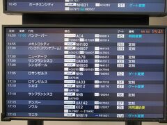 エアカナダでバンクーバーに行き、
そこから国内線に乗ってイエローナイフに向かいました。