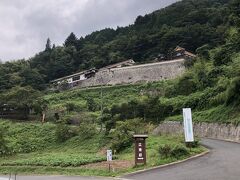 八つ墓村で有名な広兼邸に思いつきで行ってみたが人気のない山奥のケタ外れの豪邸に驚いた、ここは必見では？
(この後ドライブしてて岡山にはこういう石垣の立派な家が結構多いことを知った)