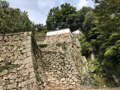 備中松山城に到着
大河ドラマ「真田丸」のオープニングに使われた大手門
自然の岩盤を利用した石垣がど迫力

