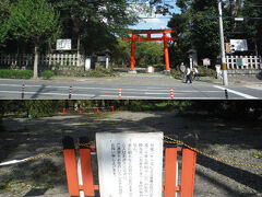 　平野神社。

「台風二十一号による被害の恐れがあるため平成三十年九月四日（火）の祈祷・授与所・朱印の受付はできません。
　また倒木などの恐れもありますので参拝や立入はお控えください。」

　前日の貼り紙がそのままになって、虎ロープで入口を閉鎖したまま。中を覗くと倒木の片付けをしている様子。被害を受けたのかな。こんな貼り紙や虎ロープがあるのに、ずかずか中に入って行くわけに行かないよなぁ。


※宿に帰ってからテレビでここの拝殿が倒壊したなんてニュースを見てびっくりしましたよ。