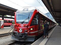 翌日は、クール駅（標高５８４ｍ）からベルニナ急行でイタリアのティラノに向かいます。日本からパノラマ車両の座席指定を予約していましたが、何号車かわからず、駅員さんに聞くと、教えてくれた上にペットボトルのジュースまでくれました。