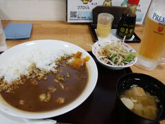 丼や昼食。
これからの食事を考えると和食よりは洋食系の方が良いかと....ということで、シーフードカレーと生ビール。