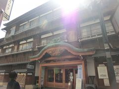 10:27
ここは、母と妹に見せておかないと‥

｢東海館｣です。
昭和初期の建築様式を今に残すかつて温泉旅館だった建物です。
3人の棟梁を各階ごとに競作させる事で、異なる仕上がりとなった造作になっており、伊東市指定文化財に認定されています。