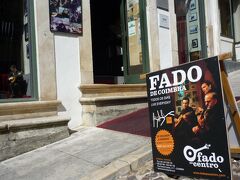 　教えてもらったファドの演奏会場を見つけました。