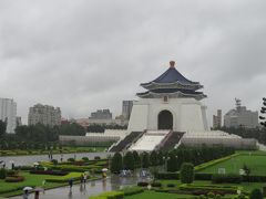 雨の中「中正紀念堂」へ。広さにびっくり。