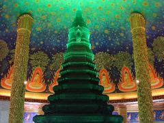 【ワットパクナム大仏塔】
Wat Pak Namガラスの仏塔...撮影の仕方でより幻想的に