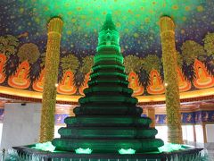 【ワットパクナム大仏塔】
Wat Pak Namガラスの仏塔
台座部分のガラス製、蓮の花が光っている。