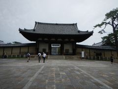 南大門から入ります。

法隆寺の駐輪場所はここ南大門の左側。
ここは指定なので気を付けてね～と言われてました。