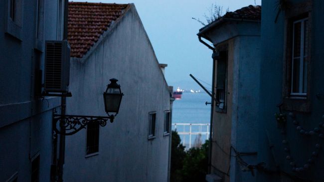 家の隙間から海です。と一瞬思いましたが<br />川でした