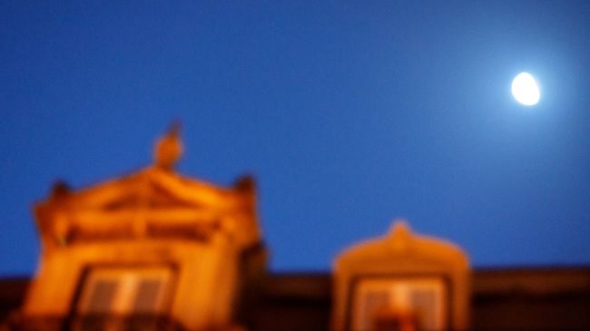 素晴らしいリスボンのお月さんと