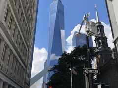 見上げる青空にWTCのメモリアルタワー。
