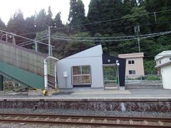 鶴ヶ坂駅にて運転行違い。