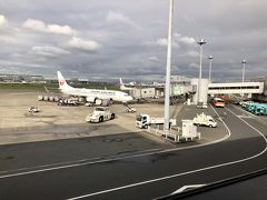 蒲田駅東口から羽田空港へはバス95系統を利用

蒲田駅6：30⇒羽田空港第1ＴＭ7：05

京急バス95系統時刻表
http://timetablenavi.keikyu-bus.co.jp/dia/timetable/web/51649/8660121011/05/
荷物を預け早々に保安検査を受けエアポートラウンジでコーヒーを☆