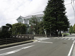 周辺を歩きます。
こちらは旧栃木町役場です。
この辺りのことを県庁堀と呼ぶそうです。
歴史を感じる建物でした。