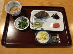 朝ごはんはお宿の食堂で。
あとはこれにご飯と温かいお味噌汁が付いてきます。
ふのりとねぎのお味噌汁が素朴で美味しかった！
卵や納豆は50円出すとその場で買えますよ。
ちなみに写真を取り損ねましたが、昨夜はこちらで水車そばと田舎そば、天ぷら盛り合わせなんかのアラカルトを頼みました。
結構、居酒屋みたいにメニューがあったので、そりゃみんな自炊しないよな、と納得です。