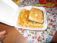 こちらは旦那さん熱望のグリルドチーズバーガー。写真を見返すとスゴイっすね。冷静に食パン4枚やん。。
上下食パンにチーズとガーリックがサンドされて、ダメ押しでガツンとビーフパテ！

もはやうめーしかコメントしない旦那さん。。良かったねぇ。