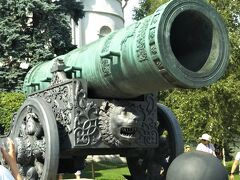 大砲の皇帝

１５８６年に鋳造されたブロンズ製の大砲。
ブロンズって大砲として使えるのか？
一度も発射したことはないそうです。
弾丸は飾りで口径も合ってない。