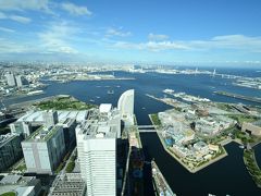 さｓて、横須賀を後にして横浜に移動しました。
横浜ランドマークタワー６９階のスカイガーデンから横浜の街を眺めます。
みなとみらい方向、この日は花火大会があるらしくカメラマンがすでに窓際をキープしていましたが私たちが見やすいように一時的に場所を譲ってくれました。マナーを守っていい写真撮ってください