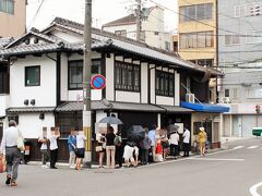 最初の目的地は、この行列ができているお店「吉祥菓寮」
2階のカフェは11時オープンなんだけれど、10時から整理券が配られるってことで、9時45分に着いたところ、これだけの人が待っていたわ。
と言うわけで、整理券を貰うために並ぶ……