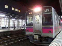 さあ、本日の最終ランナー酒田行。
車内で車掌さんに2分接続だけど乗り換えられるか聞いていました。
隣のホームなので2分でも大丈夫。余裕を持って乗り換えできましたよ。