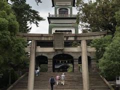 尾山神社へ。

お天気が少し悪く、どんよりしてるから
ステンドグラスがあまりよくわからないね。

国の重要文化財に指定された和洋漢折衷の「神門」