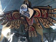 バンクーバーに到着。
機内から降りると大きな鳥のオブジェがお出迎え。
この後入国審査に並んだが、激混み。
結局1.5時間は掛かったと思う。
