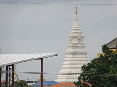 ☆後から、この仏塔が目的の
【ワットパクナム大仏塔】であると気が付きました。/高さは80m

■とくとみブログ；
　参考になりました。このなかから引用分有ります。
　http://tokutomimasaki.com/2017/08/wat-paknam-in-bangkok-in-thailan　d.html
■なもきの突撃バンコク；
　https://nasm-world.com/2017/08/16/wutthakat-wat-paaknam
