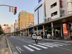 黄色い建物がハイパーホテルパサージュ