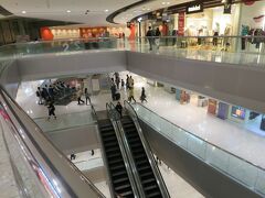 着いた所は、
シティゲート･アウトレット（東薈城名店倉） 

夕食を食べに来ました。
でも、フードコートを探すが、ない。。
飲食店があまりない。。
ピザ屋や日本の居酒屋はありましたが。。

アウトレットは50％とか60％引きになってるけど、
お得感を感じず何も買わず。。
