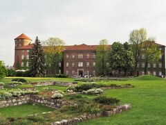 公園のように整備された、広いお庭・・・お庭に面して、大聖堂や旧王宮などが立ち並び、城壁に囲まれています。

南側にあるビジターセンター（そちらにもチケット売り場があるらしい）。