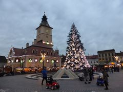 大きなツリーと旧市庁舎。
どちらもライトアップされていて綺麗。
年が明けてもクリスマスの飾りつけはそのままなんですね。
知りませんでした。