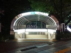 数寄屋橋の交差点。

シャッターがしまっている銀座駅、新鮮です。