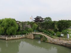 　３日目、最初は、水郷都市・蘇州を代表する「盤門」の散策
手前の橋から撮りました。