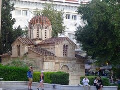 その大聖堂の横にアギオス・エレフテリオス教会があります。

これはミクリ・ミトロポレオスとも呼ぶそうですが、ミクリとは、小さなという意味で小さなミトロポレオス大聖堂ということのようです。