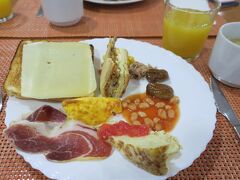 スペイン旅行５日目。「ホテル ヴィラドマット」で朝食。朝食は味、種類ともに微妙。まあ、安いホテルですので、文句も言えないところです。