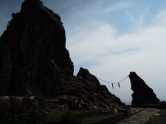 鹿岡の夫婦岩

高知県南東にある室戸半島の東側海岸線
鹿岡鼻に二つの立岩がしめ縄で結ばれています
