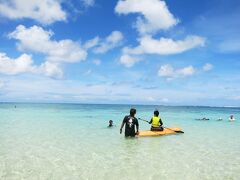 【4日目】
この日は比較的ゆっくり起きて、新城海岸へ。
支度をしている間も子供はお部屋のプールで遊んでいました。
ホテルと違ってお部屋の前に専用のプールがあるっていうのは子供にとってはとても楽しいようです。

新城海岸は去年も行きました。シュノーケル自体は吉野海岸の方が良かったように記憶していますが、吉野海岸は駐車場からマイクロバスに乗り換えてビーチに行かなくてはならず、帰る時も電話して迎えにきてもらう必要があります。
そういった煩わしさから、とりあえず新城海岸へ行くことにしました。
新城海岸は業者さんが入っているので色々充実しています。海岸へ向かうときに声をかけられますが、押しの強い感じはないので全く気にならないです。
というか、いつもパラソル借りたりしてお世話になっています。
お昼も色々ありますし、シャワーも使えます。SUPなども時間貸しがあり気軽に体験できるのでなんだかんだ充実した時間を過ごせます。
この日は干潮の頃に行ったのですが、去年よりも魚が沢山いて楽しかったです。
小さなお子様は新城海岸が一番安心して楽しめるのではないかなと思います。
岩のようなサンゴがあるのですが、去年は、最初、岩だと思って、知らずにその上に何度か立ってしまいました。サンゴなんです。そしてサンゴは岩のように丈夫そうに見えてもとても傷つきやすいそうなので、絶対にサンゴの上には立ってはいけないそうです。シュノーケルは足をつかない！を原則としてすべきなんですね。
宮古島のきれいなサンゴを守るために気をつけましょう。

お昼は新城海岸で食べました。屋台的なメニューですが、エスニックや宮古牛カレーなど色々あります。