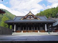 本堂も大きい！！
本堂入ってお参りをしてからハイキングと思っていたら、お坊さんに渡り廊下歩いてずっと先まで見学できますからどうぞと言われました。